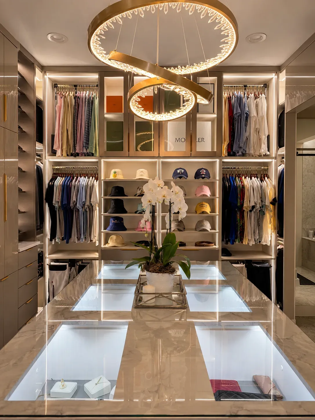 Daybreak Gray & Picasso Inox Walk-In Closet