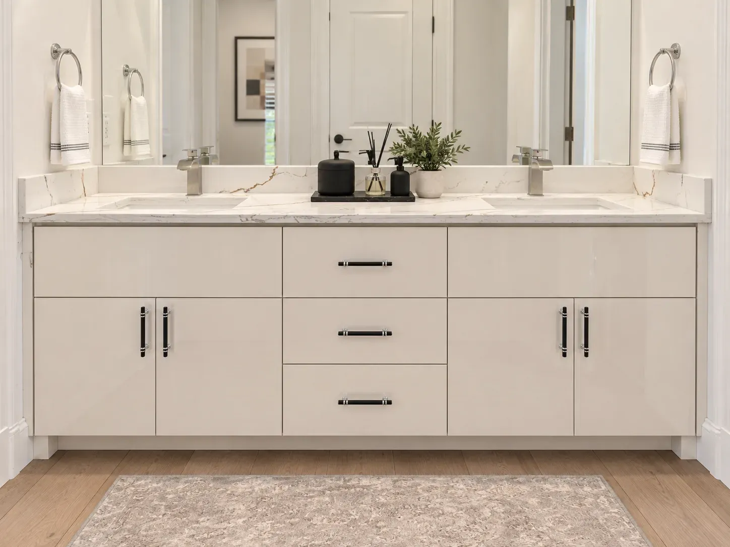 Ivory Gloss & Marble Bathroom