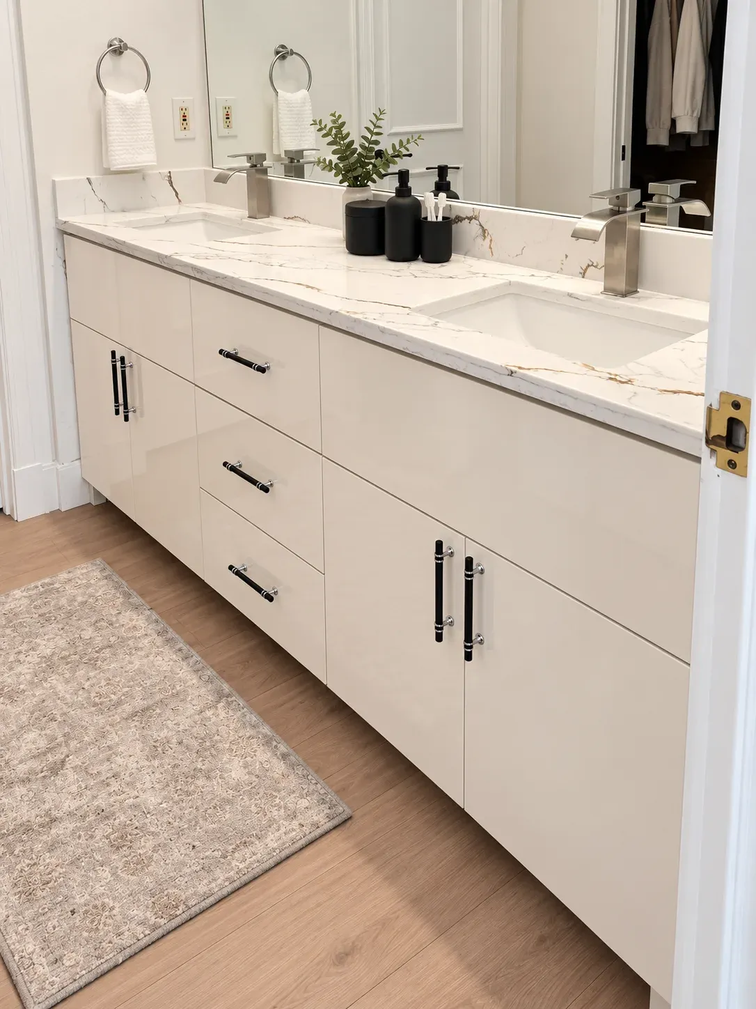 Ivory Gloss & Marble Bathroom, view 2