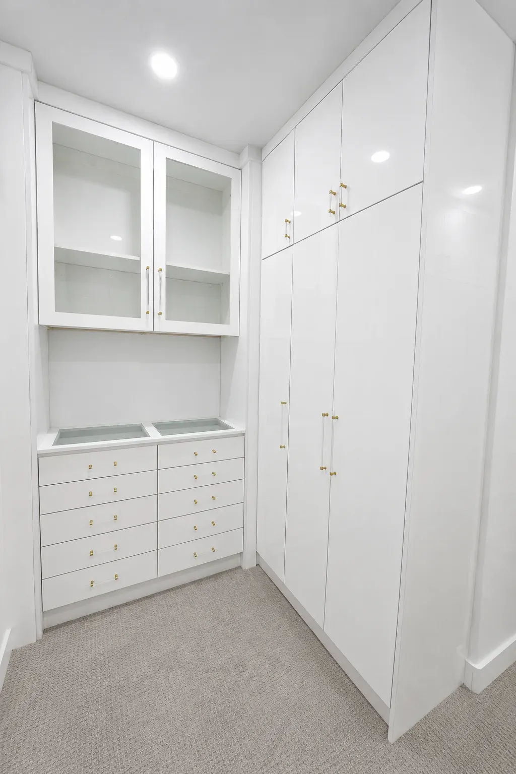 White Gloss Walk-In Closet, detail 3