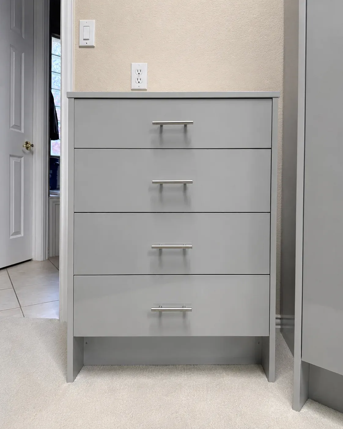 Abi Walk-In Closet, detail 4